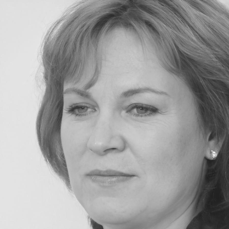 Retrato profesional de Leire Sagastizabal, educadora financiera enfocada en cambio de hábitos