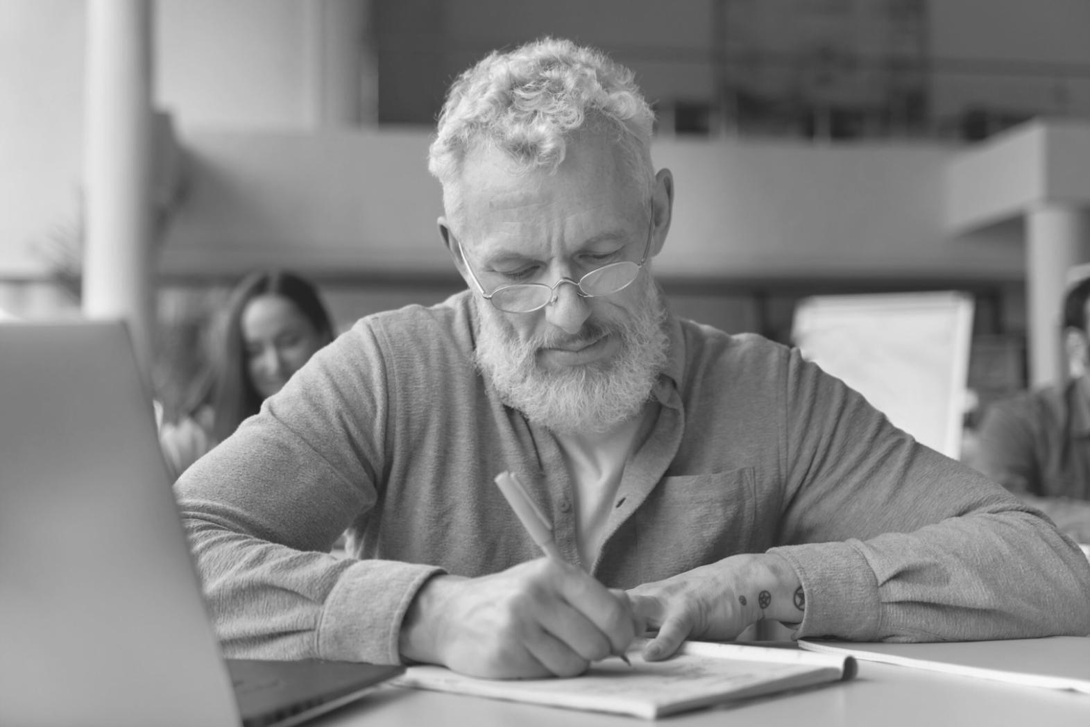 Materiales de estudio y planificación sobre mesa de trabajo