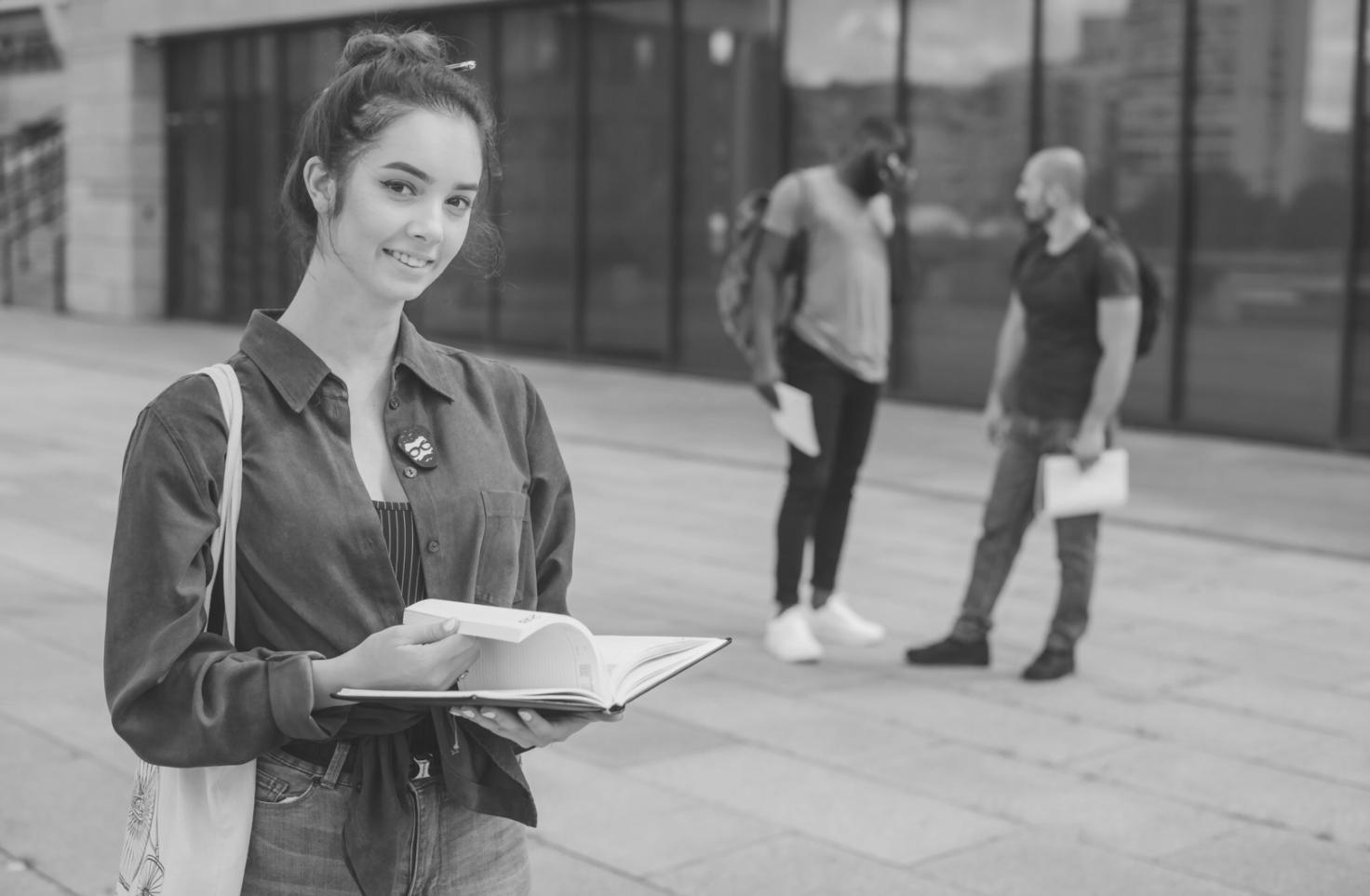 Espacio de trabajo con herramientas para planificación financiera